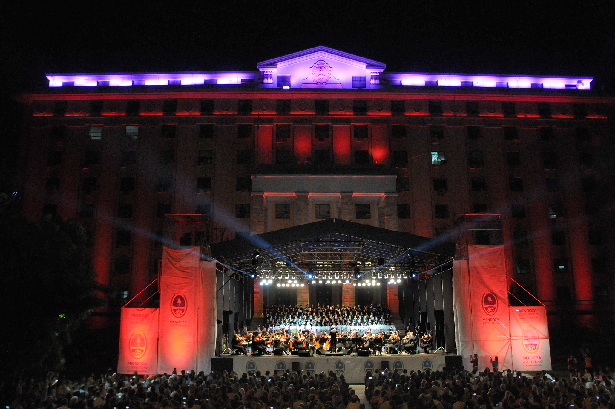 La Orquesta Filarmónica cerró la temporada con un concierto al aire