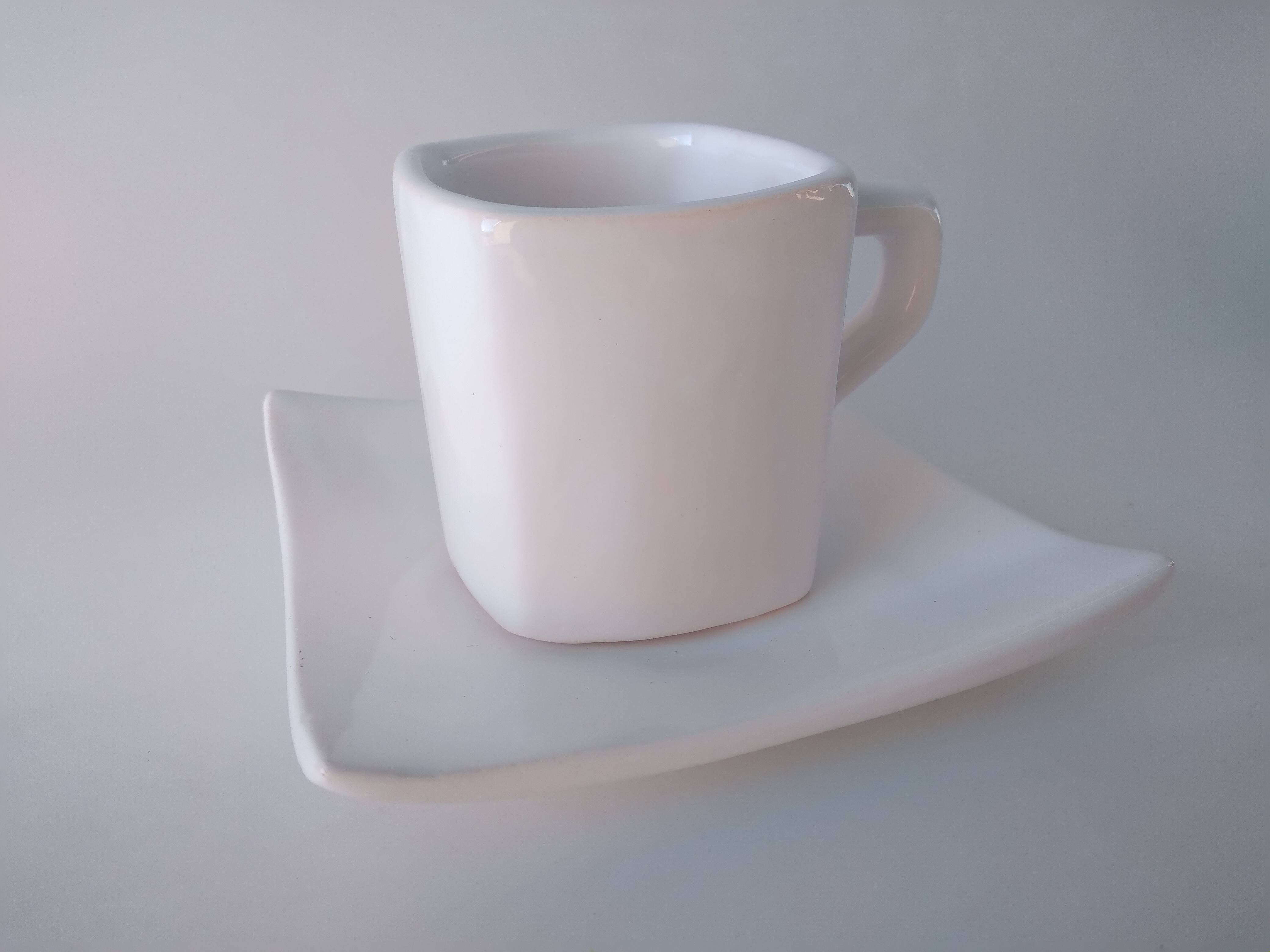 Tazas Blancas con plato : Catálogo