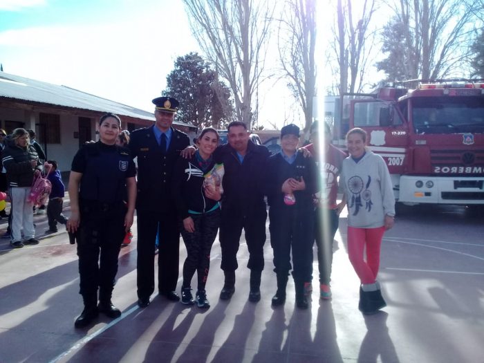 La policía de San Martín festejó el Día del Niño en la escuela ...
