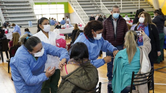 Unos 2 mil docentes recibieron la segunda dosis en el Este 