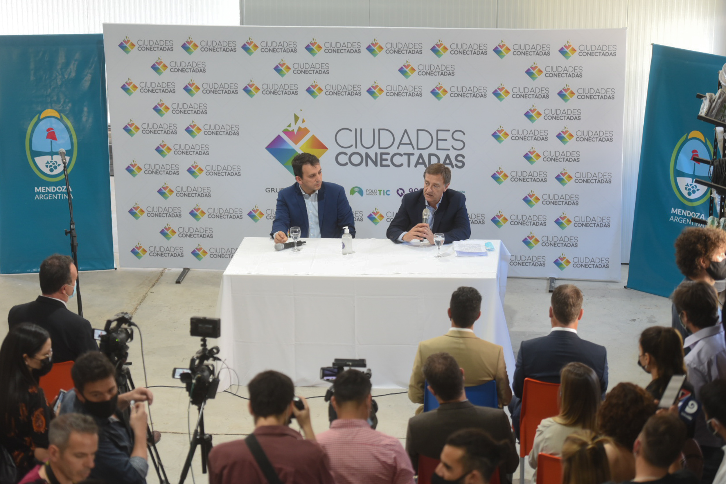 Suarez lanzó un programa "para llevar fibra óptica a lo largo y ancho de toda Mendoza"