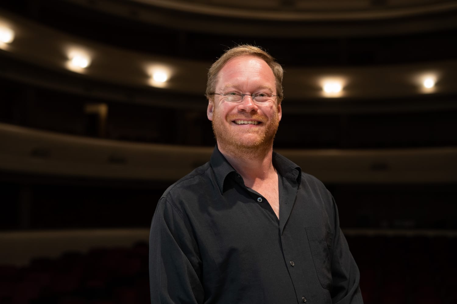El prestigioso director sinfónico alemán Jan Schumacher, junto al Coro