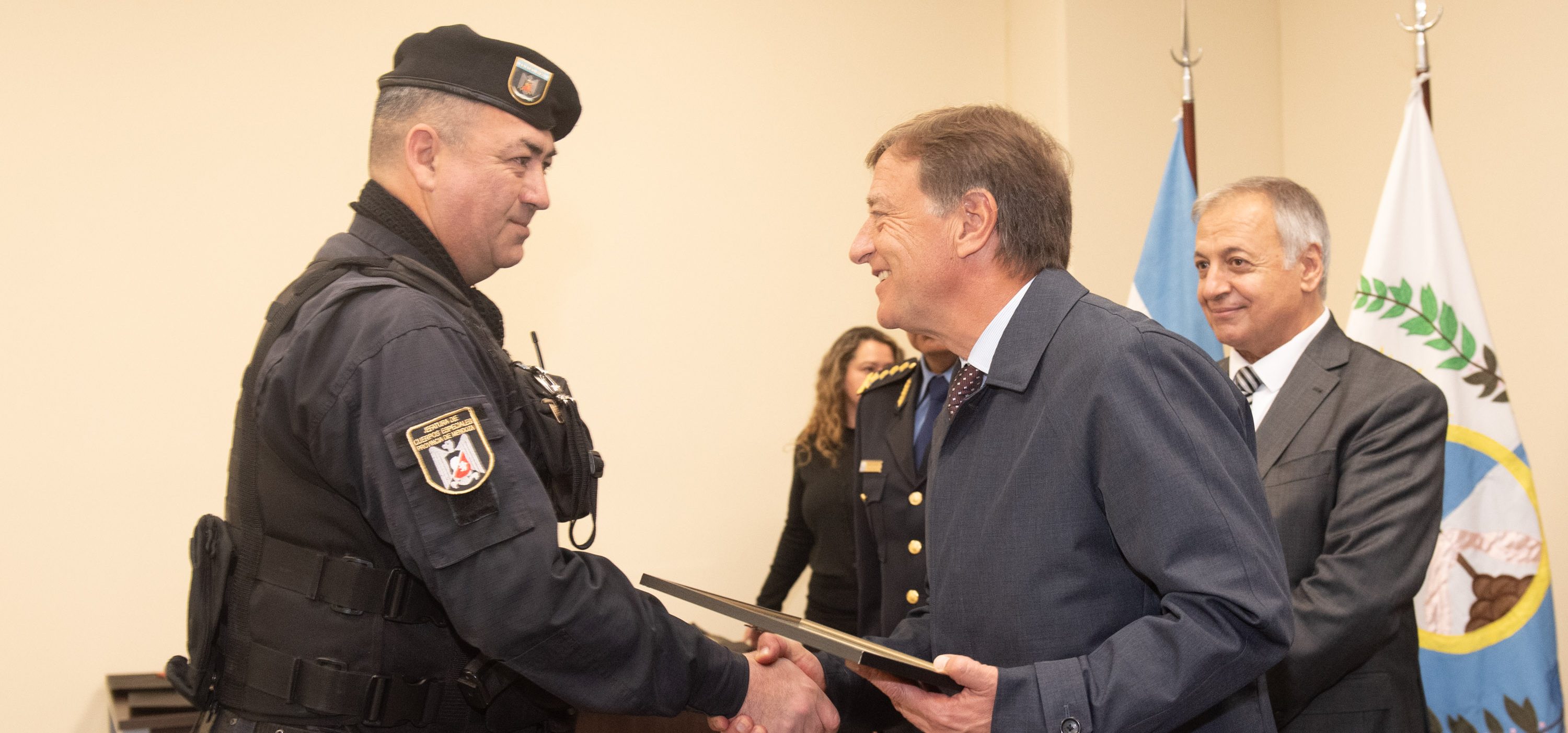 Seguridad cuenta con 18 pistolas Taser para uso exclusivo de Cuerpos  Especiales : Prensa Gobierno de Mendoza